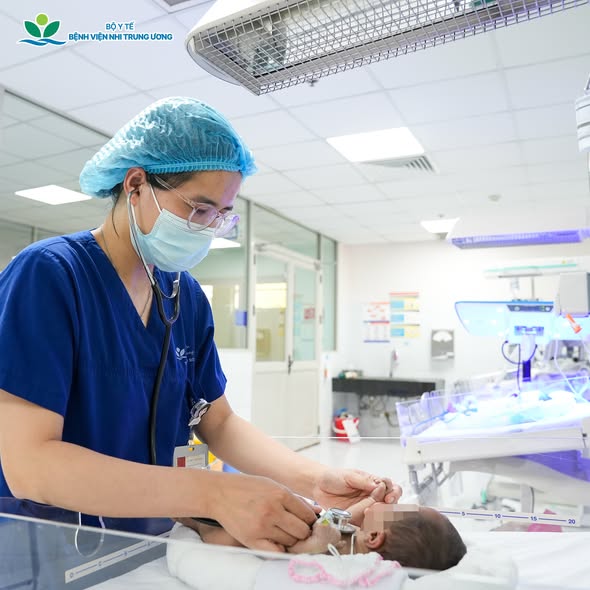 B&eacute; trai sơ sinh mang nh&oacute;m m&aacute;u cực hiếm, kh&ocirc;ng c&oacute; đơn vị m&aacute;u tương th&iacute;ch v&agrave; quyết định đặc biệt của b&aacute;c sĩ để cứu b&eacute; - Ảnh 1.