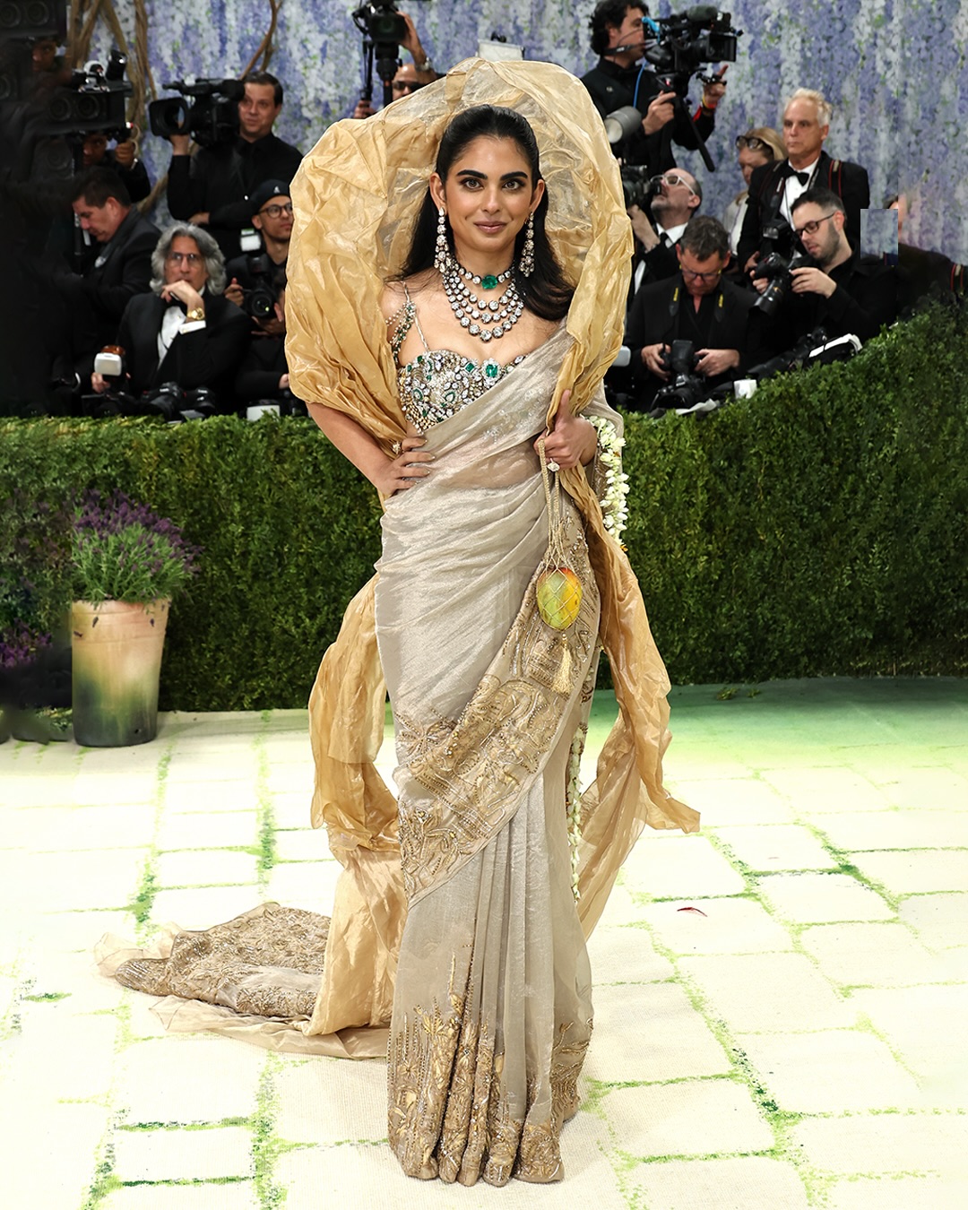 Con g&aacute;i người gi&agrave;u nhất ch&acirc;u &Aacute; x&aacute;ch quả xo&agrave;i ch&iacute;n gi&aacute; 2,6 tỷ c&ugrave;ng 200 vi&ecirc;n kim cương của mẹ đi Met Gala- Ảnh 1.