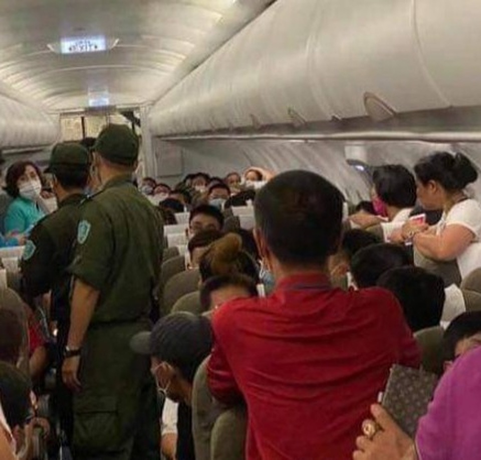 H&agrave;nh kh&aacute;ch bị y&ecirc;u cầu rời khỏi m&aacute;y bay v&igrave; say rượu v&agrave; phạt 8 , 5 triệu đồng - Ảnh 2.
