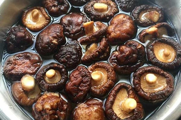 Sai lầm phổ biến khi ngâm đồ khô có thể ảnh hưởng sức khỏe nghiêm trọng - Ảnh 1.