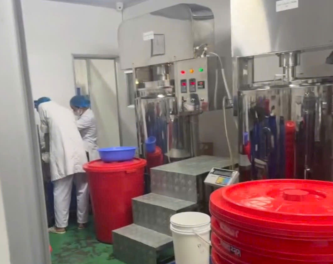 C&ocirc;ng an Hải Ph&ograve;ng triệt ph&aacute; vụ sản xuất h&agrave;ng giả dung dịch vệ sinh phụ nữ - Ảnh 3.