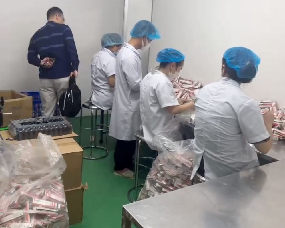 C&ocirc;ng an Hải Ph&ograve;ng triệt ph&aacute; vụ sản xuất h&agrave;ng giả dung dịch vệ sinh phụ nữ - Ảnh 4.