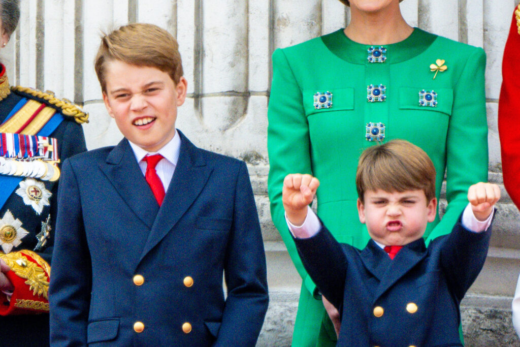 Anh cả George - em &uacute;t Louis: T&igrave;nh anh em ho&agrave;ng gia lặp lại v&ograve;ng xoay của Th&acirc;n vương William v&agrave; Vương tử Harry? - Ảnh 1.