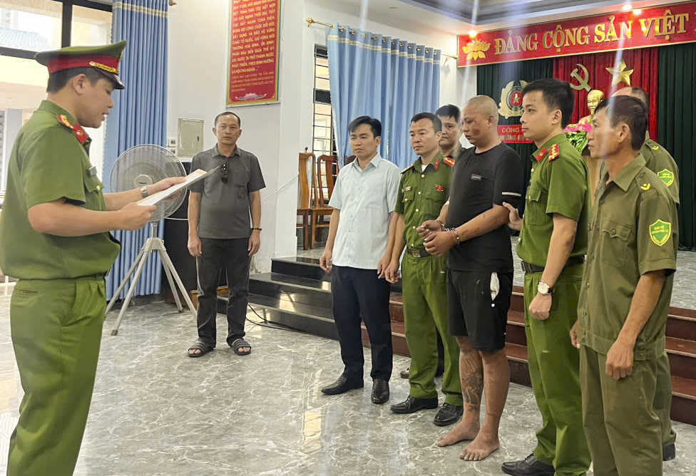 Vụ Nguyễn Viết Ho&agrave;ng x&ocirc;ng v&agrave;o trụ sở ch&eacute;m c&ocirc;ng an - Ảnh 1.