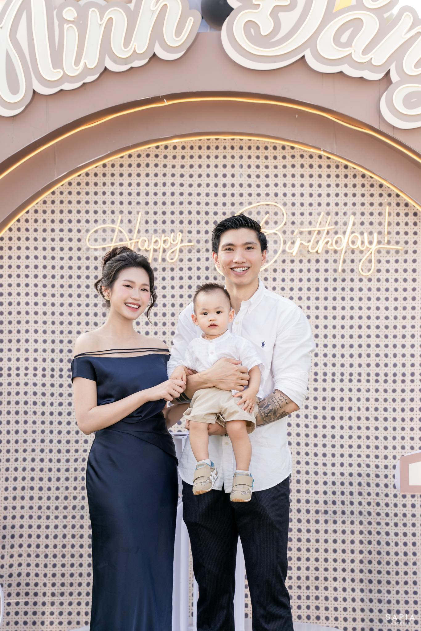 B&eacute; L&uacute;a nh&agrave; Văn Hậu - Hải My v&agrave; những khoảnh khắc đ&aacute;ng y&ecirc;u c&ugrave;ng loa AI - Ảnh 4.