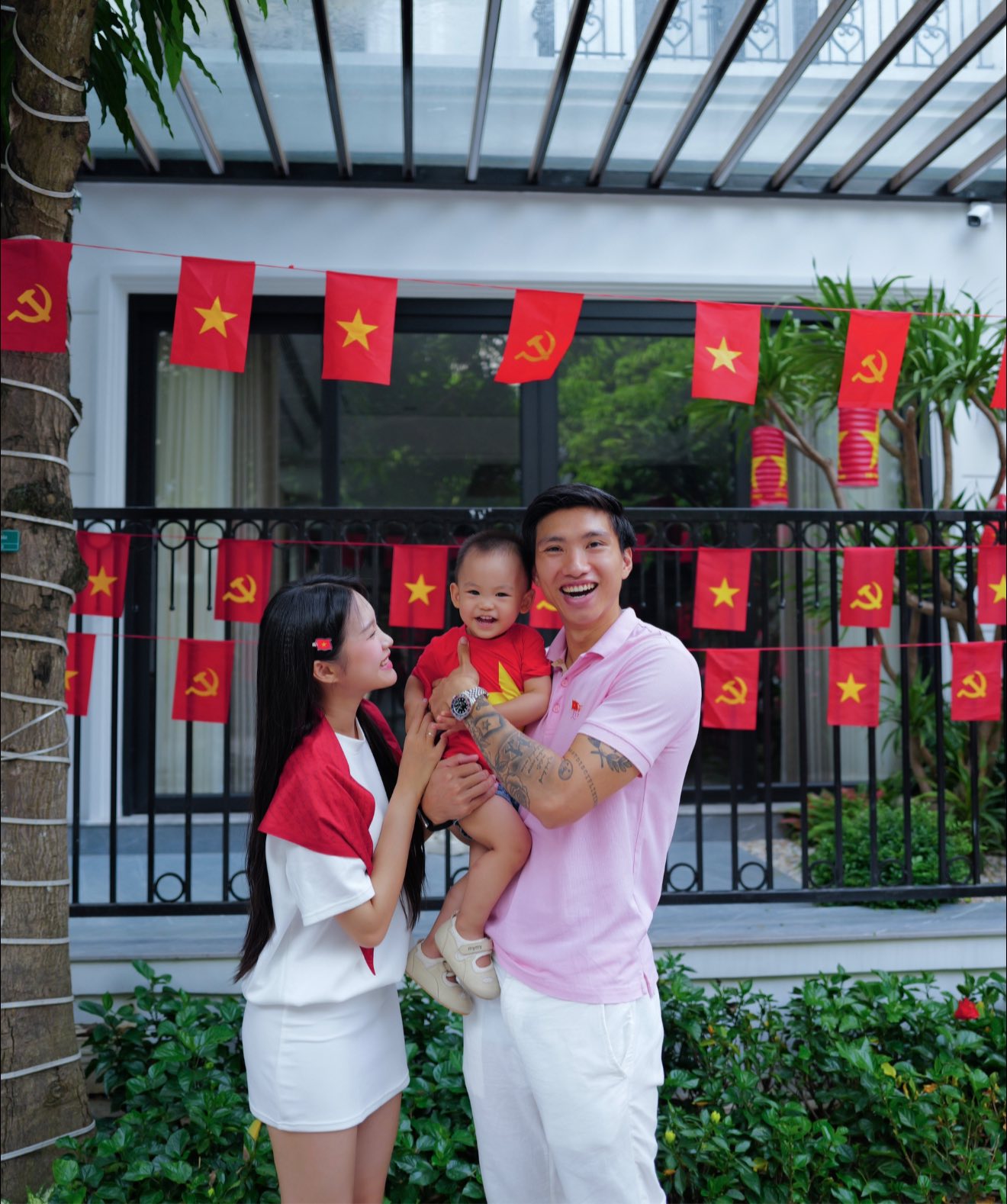 B&eacute; L&uacute;a nh&agrave; Văn Hậu - Hải My v&agrave; những khoảnh khắc đ&aacute;ng y&ecirc;u c&ugrave;ng loa AI - Ảnh 3.
