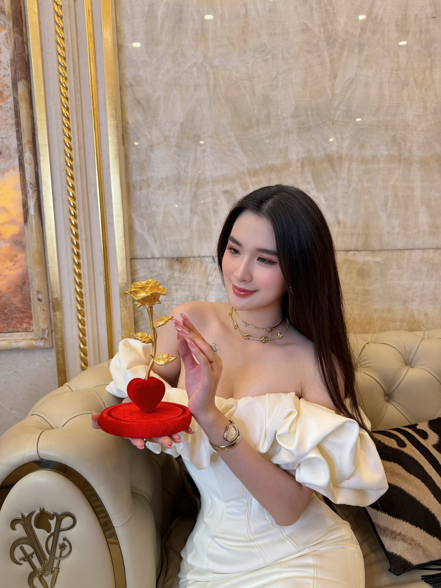 Nội trợ của Ngọc Loan: Tạp dề Versace v&agrave; bộ nồi gang tiền triệu - Ảnh 11.