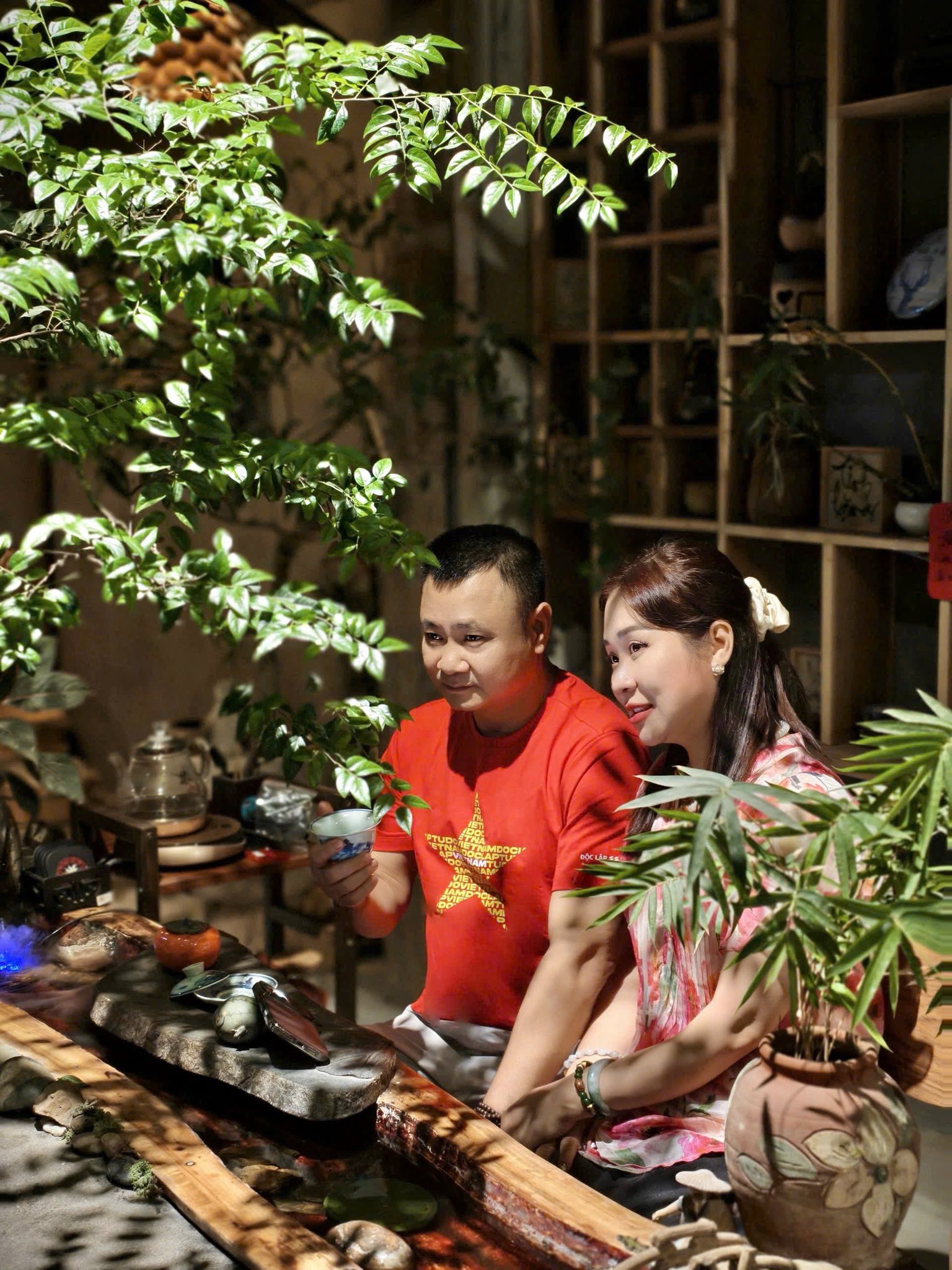 Nam NSND l&agrave; Gi&aacute;m đốc Nh&agrave; h&aacute;t Ch&egrave;o Qu&acirc;n đội b&ecirc;n người phụ nữ anh si m&ecirc;: 