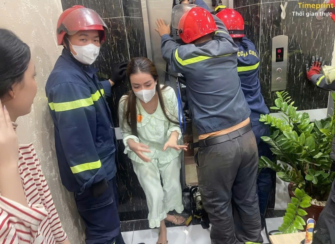 Giải cứu 2 c&ocirc; g&aacute;i mắc kẹt trong thang m&aacute;y tại TP . HCM l&uacute;c 2 giờ s&aacute;ng - Ảnh 2.