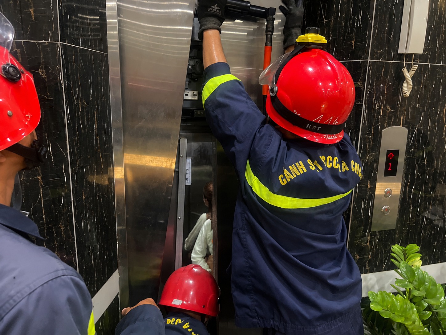 Giải cứu 2 c&ocirc; g&aacute;i mắc kẹt trong thang m&aacute;y tại TP . HCM l&uacute;c 2 giờ s&aacute;ng - Ảnh 1.