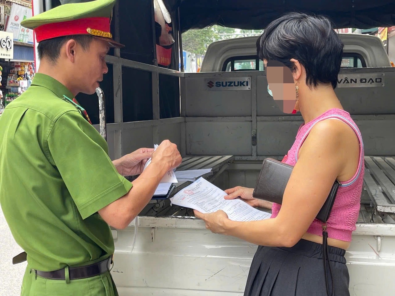 Xử phạt nữ t&agrave;i xế cố thủ tr&ecirc;n xe khi cảnh s&aacute;t y&ecirc;u cầu kiểm tra vi phạm giao th&ocirc;ng - Ảnh 2.