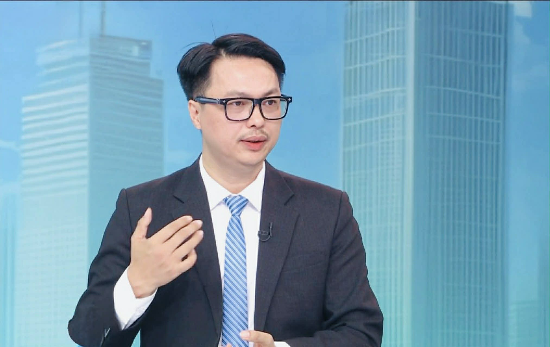 Vụ b&eacute; g&aacute;i 4 tuổi ở H&agrave; Nội bị bạo h&agrave;nh: Cha dượng c&oacute; thể đối diện &aacute;n tử h&igrave;nh - Ảnh 2.