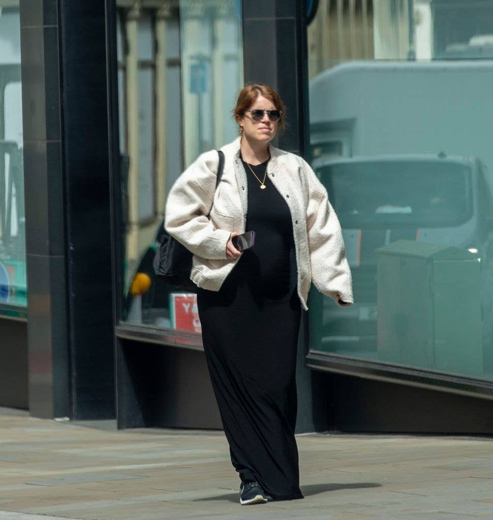 C&ocirc;ng ch&uacute;a Eugenie lộ ảnh bụng bầu lần 3 tr&ecirc;n phố London đầy hạnh ph&uacute;c - Ảnh 1.
