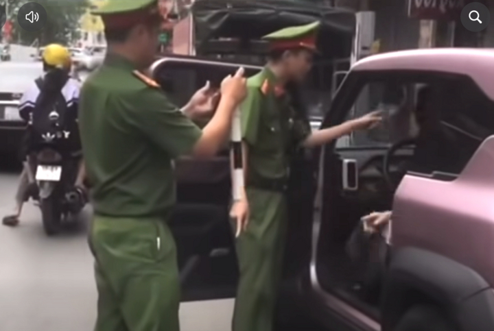 Xử phạt nữ t&agrave;i xế cố thủ tr&ecirc;n xe khi cảnh s&aacute;t y&ecirc;u cầu kiểm tra vi phạm giao th&ocirc;ng - Ảnh 1.