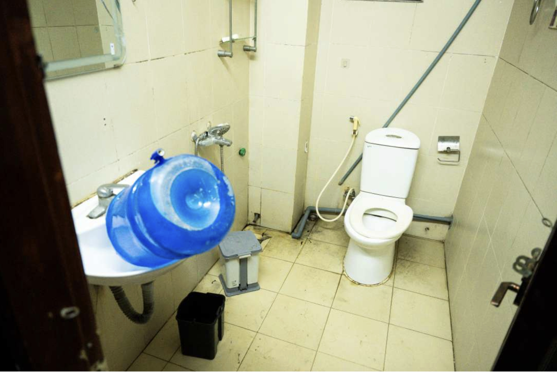 Bạo h&agrave;nh trẻ em: B&eacute; g&aacute;i 4 tuổi tử vong v&igrave; bị đ&aacute;nh đập v&agrave; bỏ đ&oacute;i - Ảnh 2.