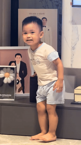 B&eacute; L&uacute;a nh&agrave; Văn Hậu - Hải My v&agrave; những khoảnh khắc đ&aacute;ng y&ecirc;u c&ugrave;ng loa AI - Ảnh 1.