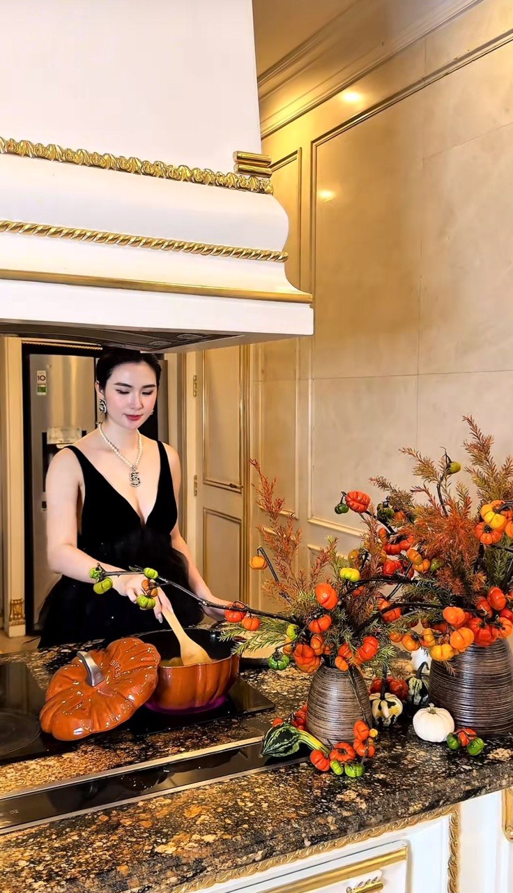 Nội trợ của Ngọc Loan: Tạp dề Versace v&agrave; bộ nồi gang tiền triệu - Ảnh 5.