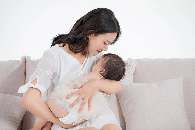 Cậu bé 3 tuổi bắt chước bà nhưng nhỏ nhầm keo 502 vào mắt: Mẹ sơ cứu trong 15 phút, bác sĩ nói 