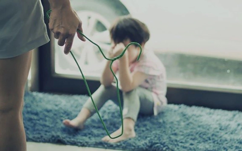 Bạo h&agrave;nh trẻ em v&agrave; sự im lặng của mẹ: Cần h&agrave;nh động ngay - Ảnh 1.