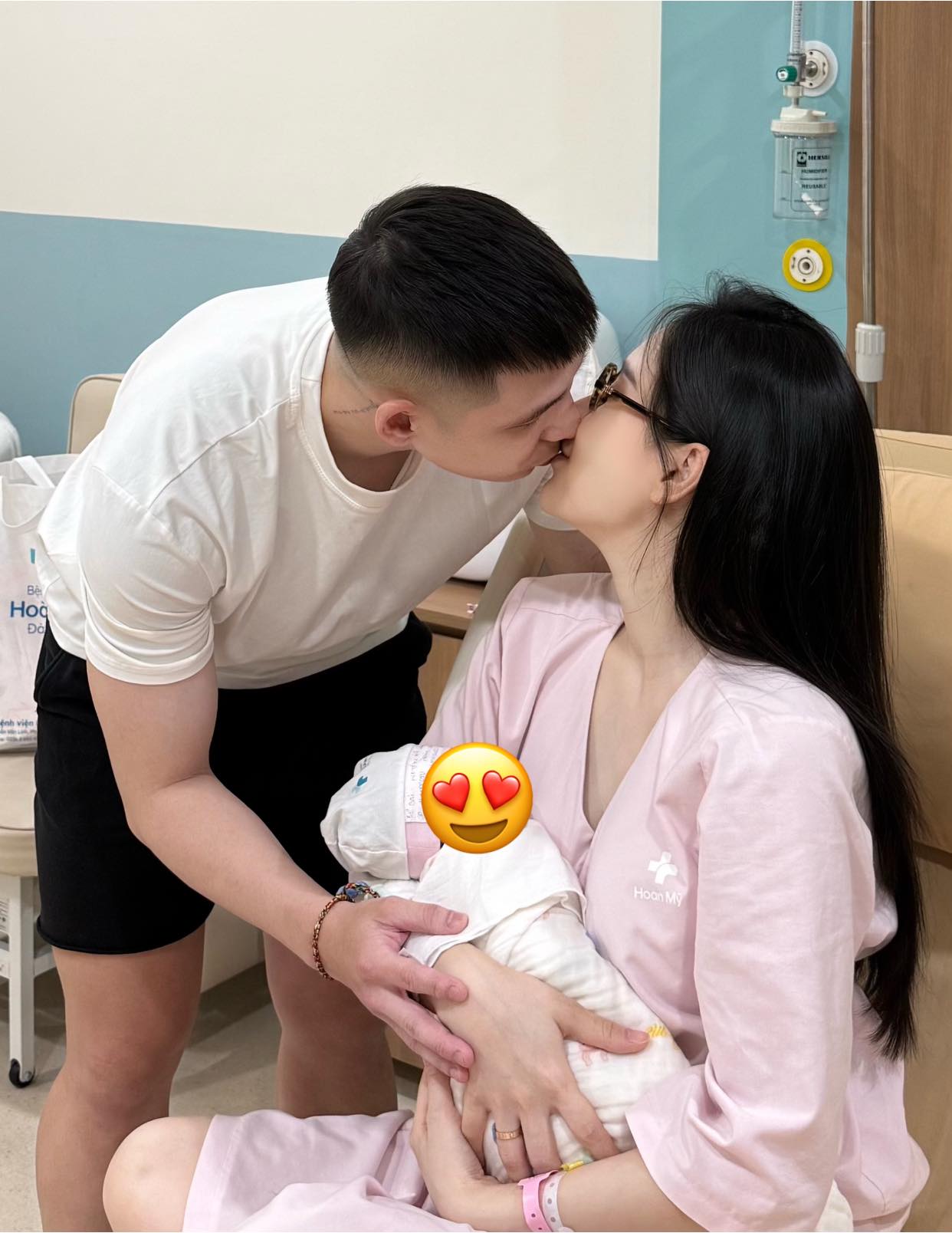 Quang Vinh v&agrave; Mỹ Linh mừng đầy th&aacute;ng con g&aacute;i: H&agrave;nh tr&igrave;nh nu&ocirc;i dạy b&eacute; y&ecirc;u - Ảnh 3.