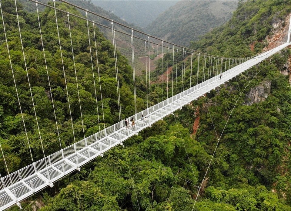 Cầu kính Bạch Long Sơn La dài nhất thế giới với tổng chiều dài 632m - Ảnh 1.