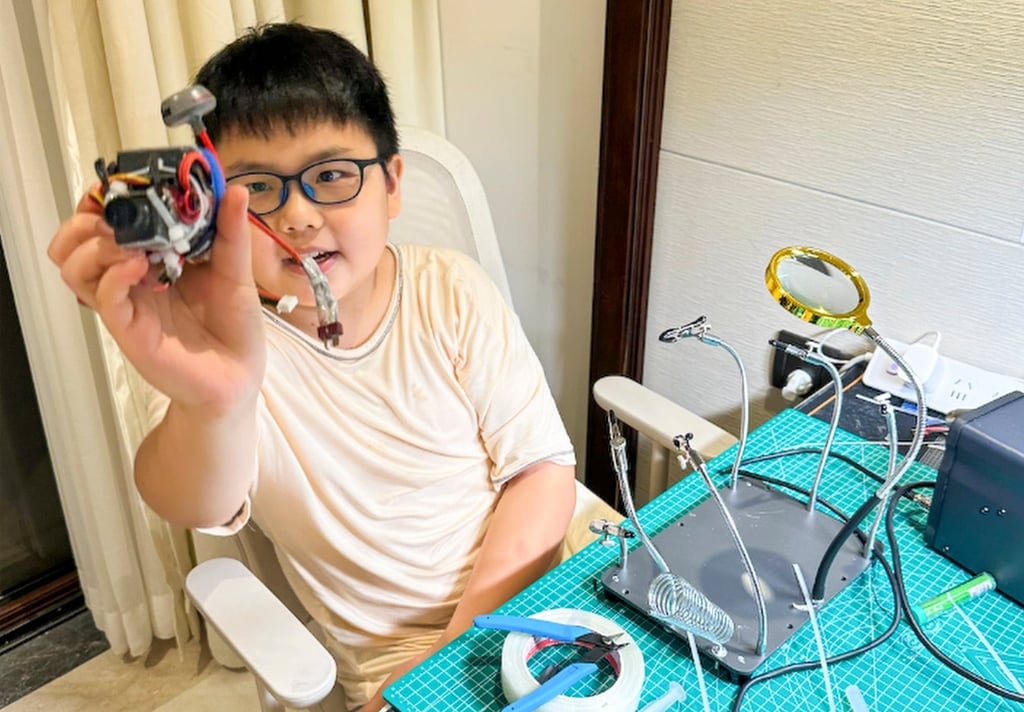 Cậu b&eacute; thần đồng c&ocirc;ng nghệ tự chế tạo động cơ phản lực g&acirc;y sốt tại Trung Quốc - Ảnh 1.