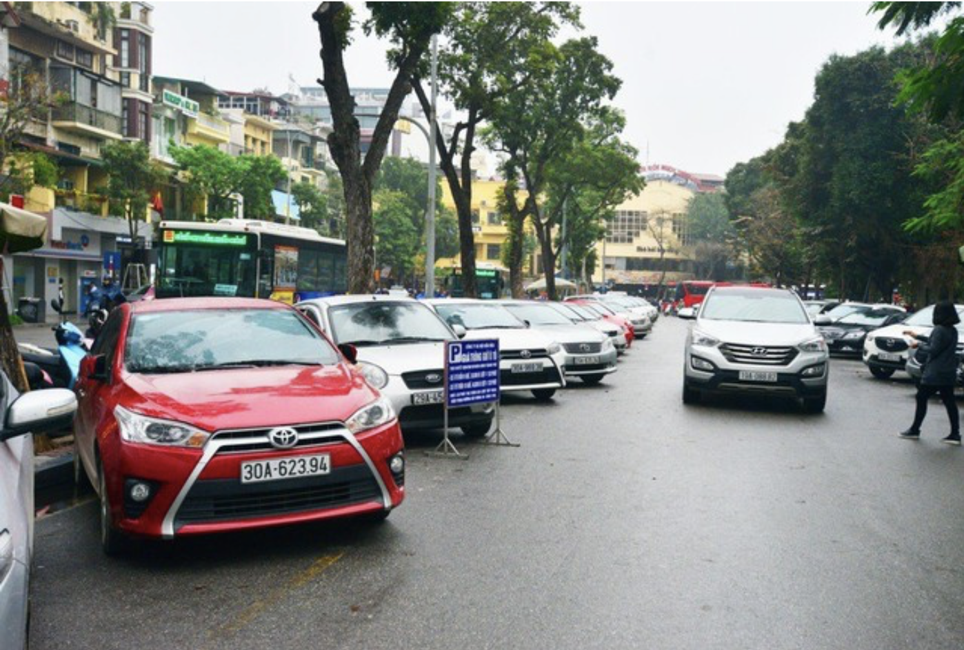 H&agrave; Nội đề xuất thu ph&iacute; tối đa 400 . 000 Đồng / m2 vỉa h&egrave; năm 2026 - Ảnh 1.