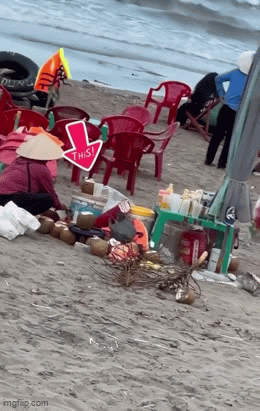 Người phụ nữ gom nước dừa thừa b&aacute;n cho kh&aacute;ch du lịch bị xử l&yacute; nghi&ecirc;m năm 2026 - Ảnh 1.