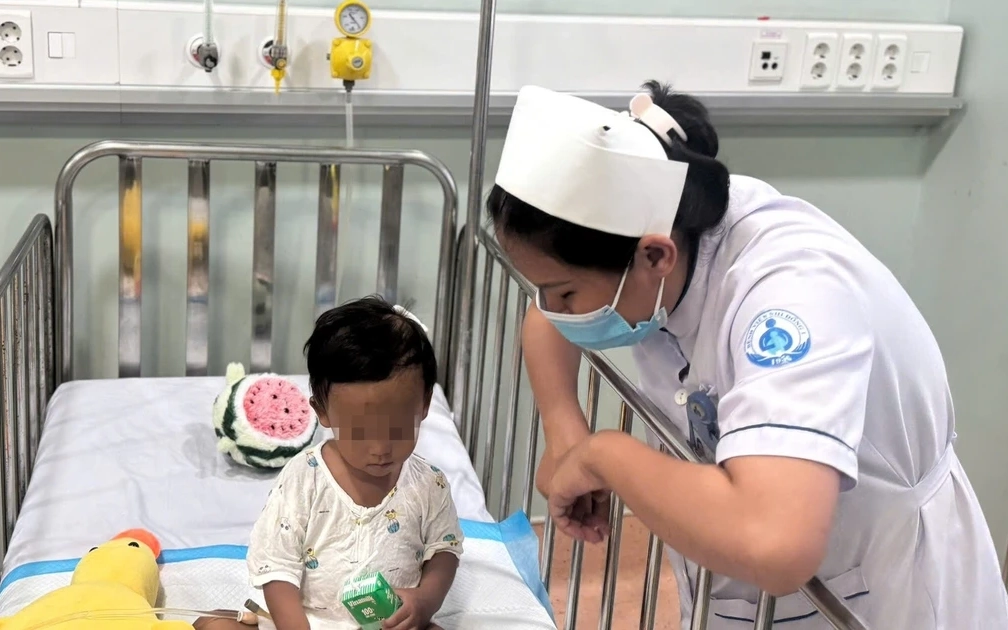 B&eacute; trai 2 tuổi ở TP.HCM bị mẹ v&agrave; người t&igrave;nh bạo h&agrave;nh d&atilde; man được ra viện - Ảnh 2.