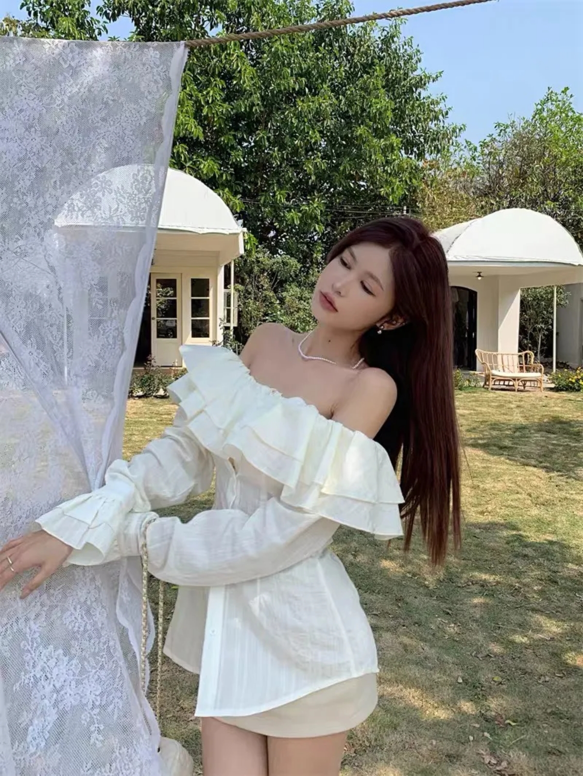 Kiểu &aacute;o m&ugrave;a h&egrave; khiến xương quai xanh trở th&agrave;nh điểm nhấn đắt gi&aacute; nhất outfit - Ảnh 10.