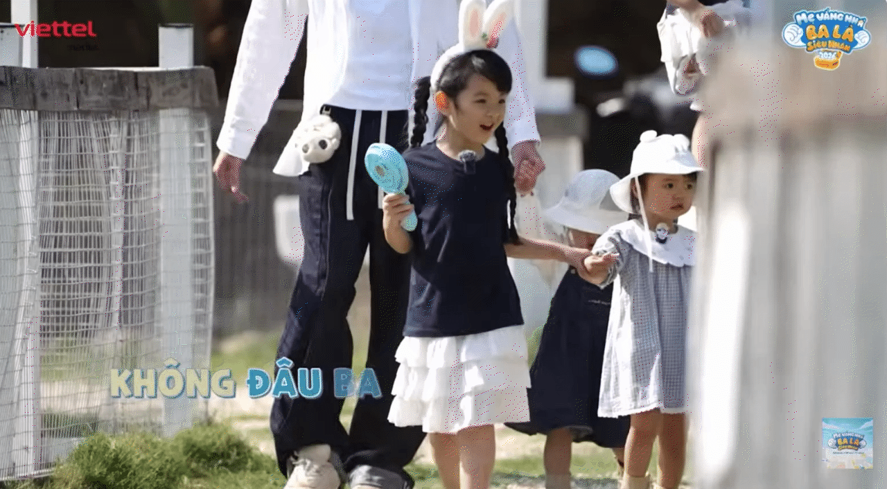 Con g&aacute;i lớn nh&agrave; Trương Mỹ Nh&acirc;n g&acirc;y sốt: Ngoại h&igrave;nh mong manh như thi&ecirc;n thần, mới 6 tuổi đ&atilde; ra d&aacute;ng chị cả, bảo vệ c&aacute;c em đến c&ugrave;ng- Ảnh 6.