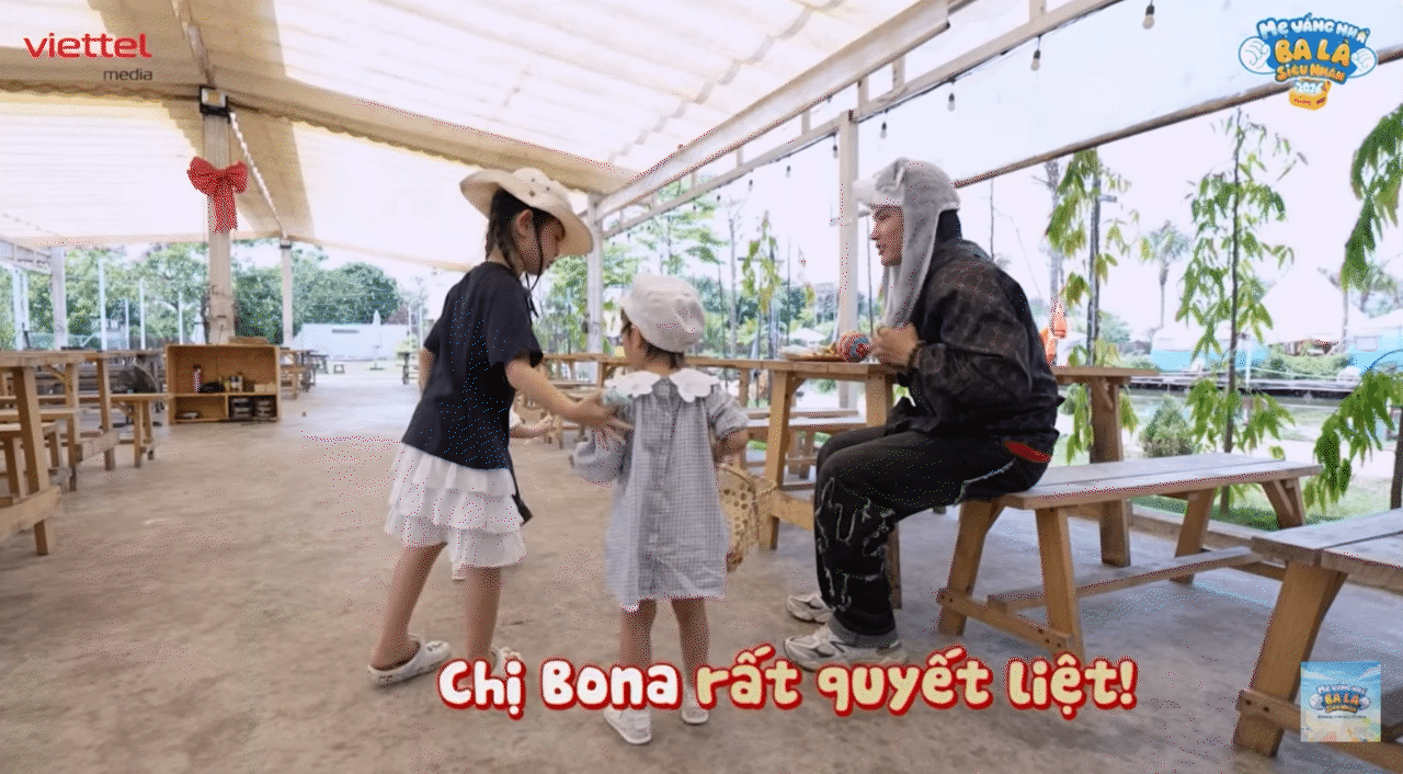 Con g&aacute;i lớn nh&agrave; Trương Mỹ Nh&acirc;n g&acirc;y sốt: Ngoại h&igrave;nh mong manh như thi&ecirc;n thần, mới 6 tuổi đ&atilde; ra d&aacute;ng chị cả, bảo vệ c&aacute;c em đến c&ugrave;ng- Ảnh 7.