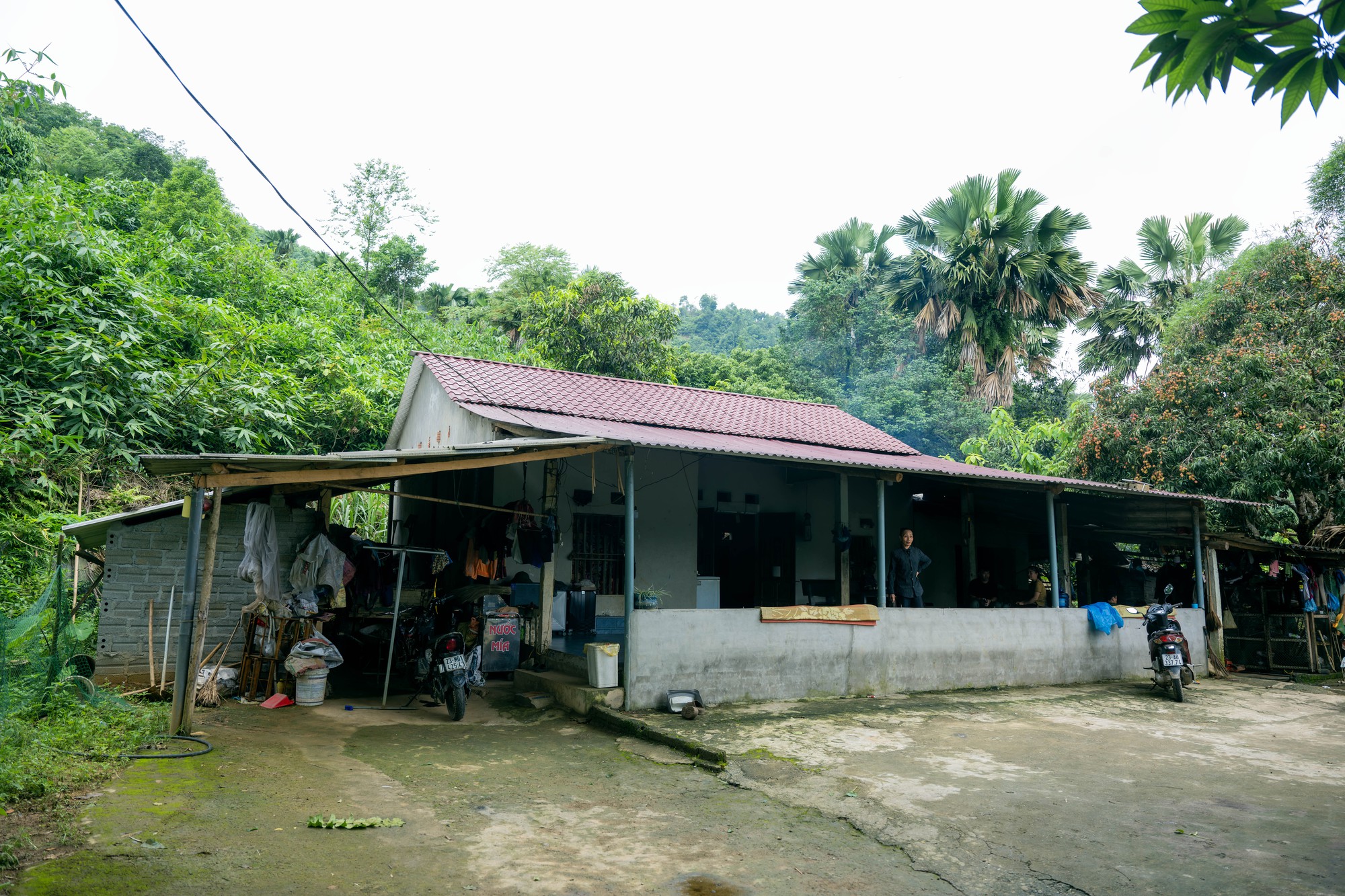 B&eacute; g&aacute;i 4 tuổi tử vong nghi do bạo h&agrave;nh: Nỗi đau x&eacute; l&ograve;ng của gia đ&igrave;nh tại Tuy&ecirc;n Quang - Ảnh 1.