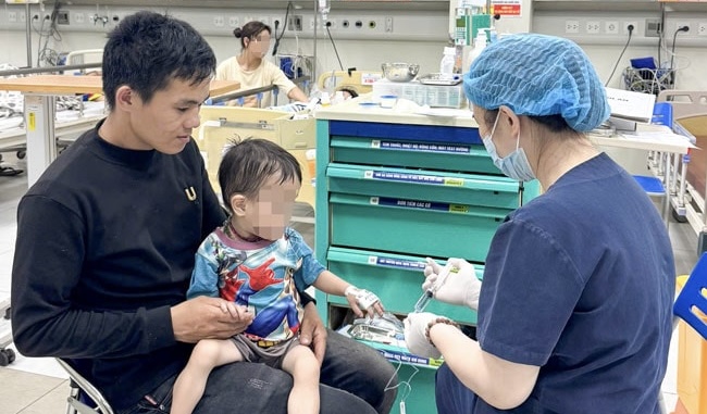 Giải cứu b&eacute; trai 5 tuổi mắc bệnh tim bẩm sinh hiếm gặp sau h&agrave;nh tr&igrave;nh 300km - Ảnh 2.