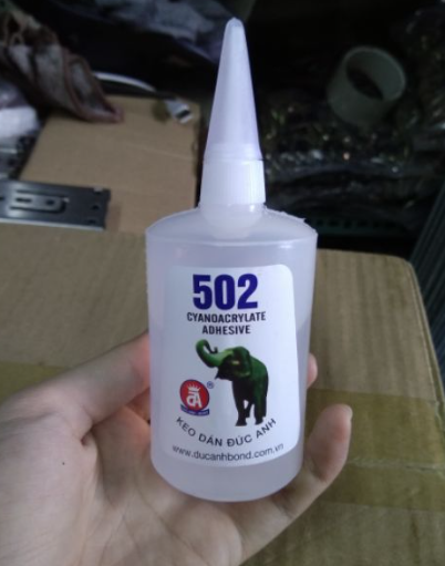 Cậu bé 3 tuổi bắt chước bà nhưng nhỏ nhầm keo 502 vào mắt: Mẹ sơ cứu trong 15 phút, bác sĩ nói 