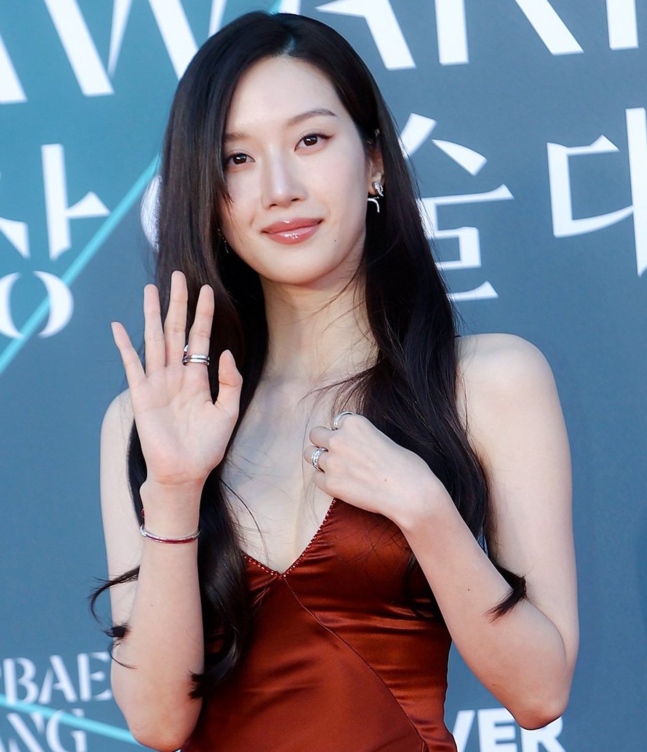 Mỹ nh&acirc;n đẹp nhất Baeksang 2026 đ&acirc;y rồi: Visual s&aacute;ng hơn cả mặt trời giữa trưa, body mướt mượt kh&ocirc;ng ai cưỡng nổi- Ảnh 7.