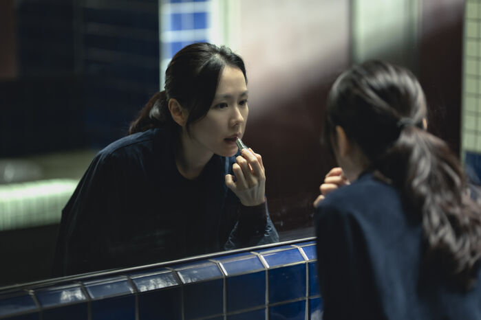Viral nhất Baeksang 2026: Lee Byung Hun tỏ th&aacute;i độ khi Son Ye Jin thắng giải thưởng lớn- Ảnh 5.