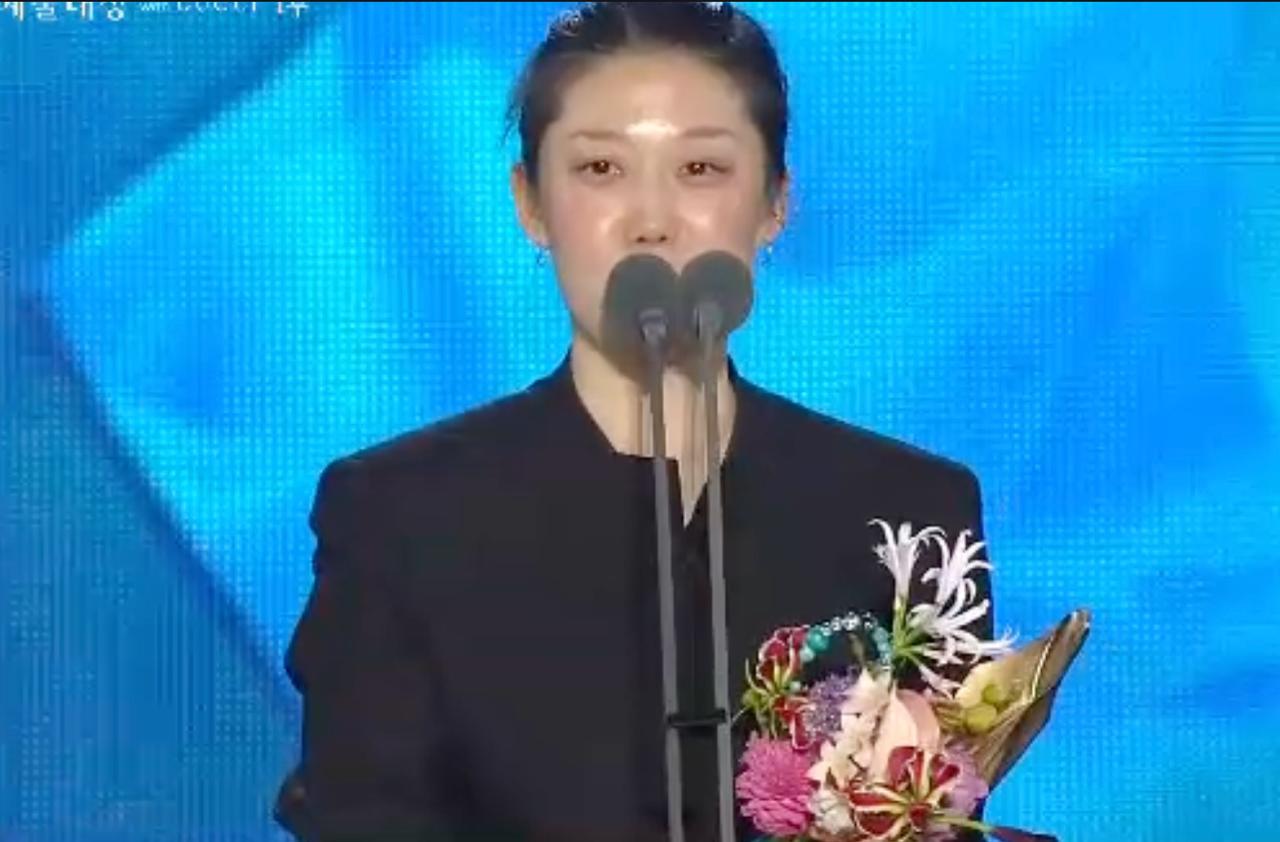 Trực tiếp Baeksang 2026: Moon Ga Young vượt qua Son Ye Jin gi&agrave;nh ng&ocirc;i Ảnh hậu - Ảnh 26.