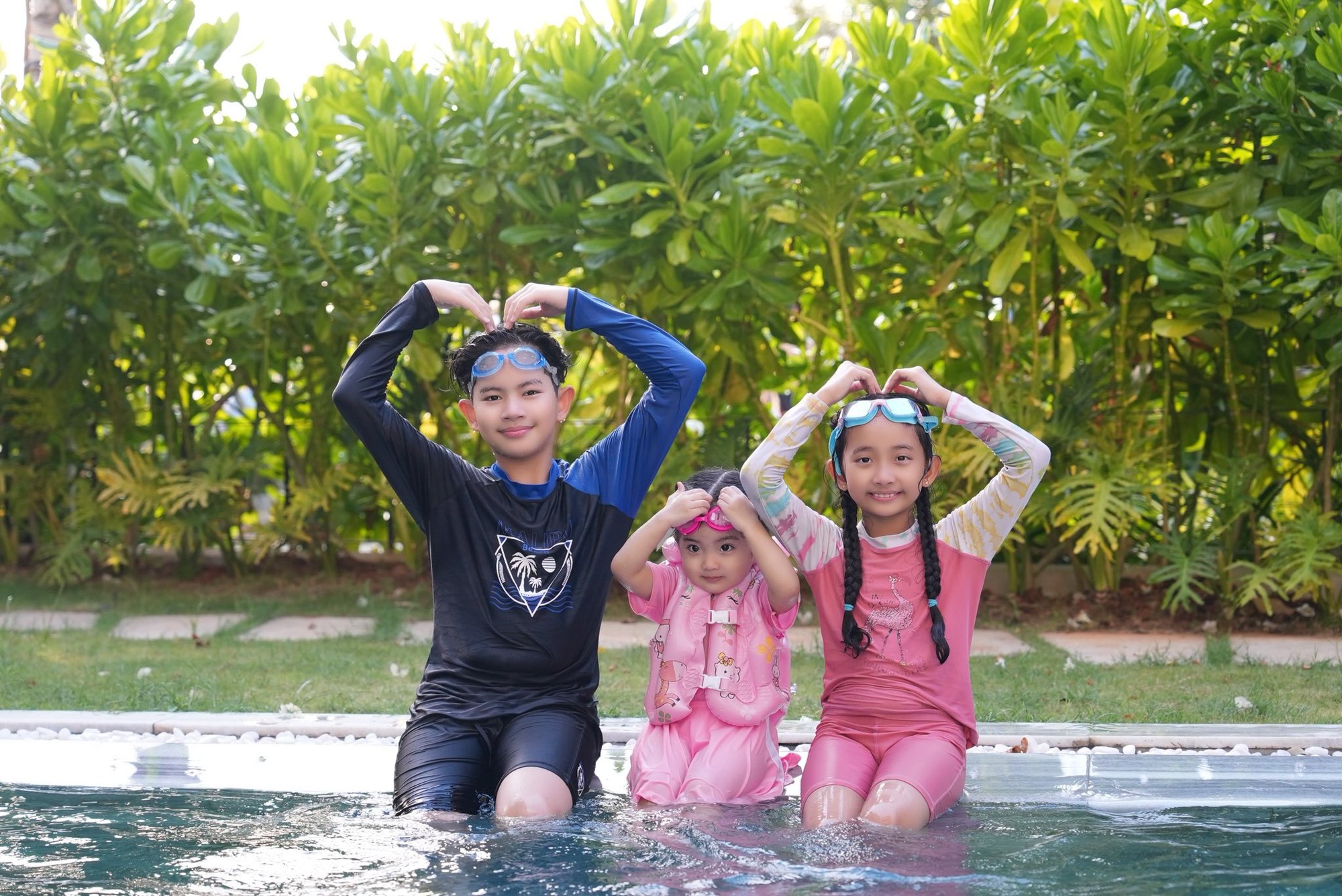 D&agrave;n cậu ấm c&ocirc; chi&ecirc;u Kh&aacute;nh Thi - Phan Hiển bơi lội rạng rỡ, Lisa tựa Chủ tịch nh&iacute; - Ảnh 4.