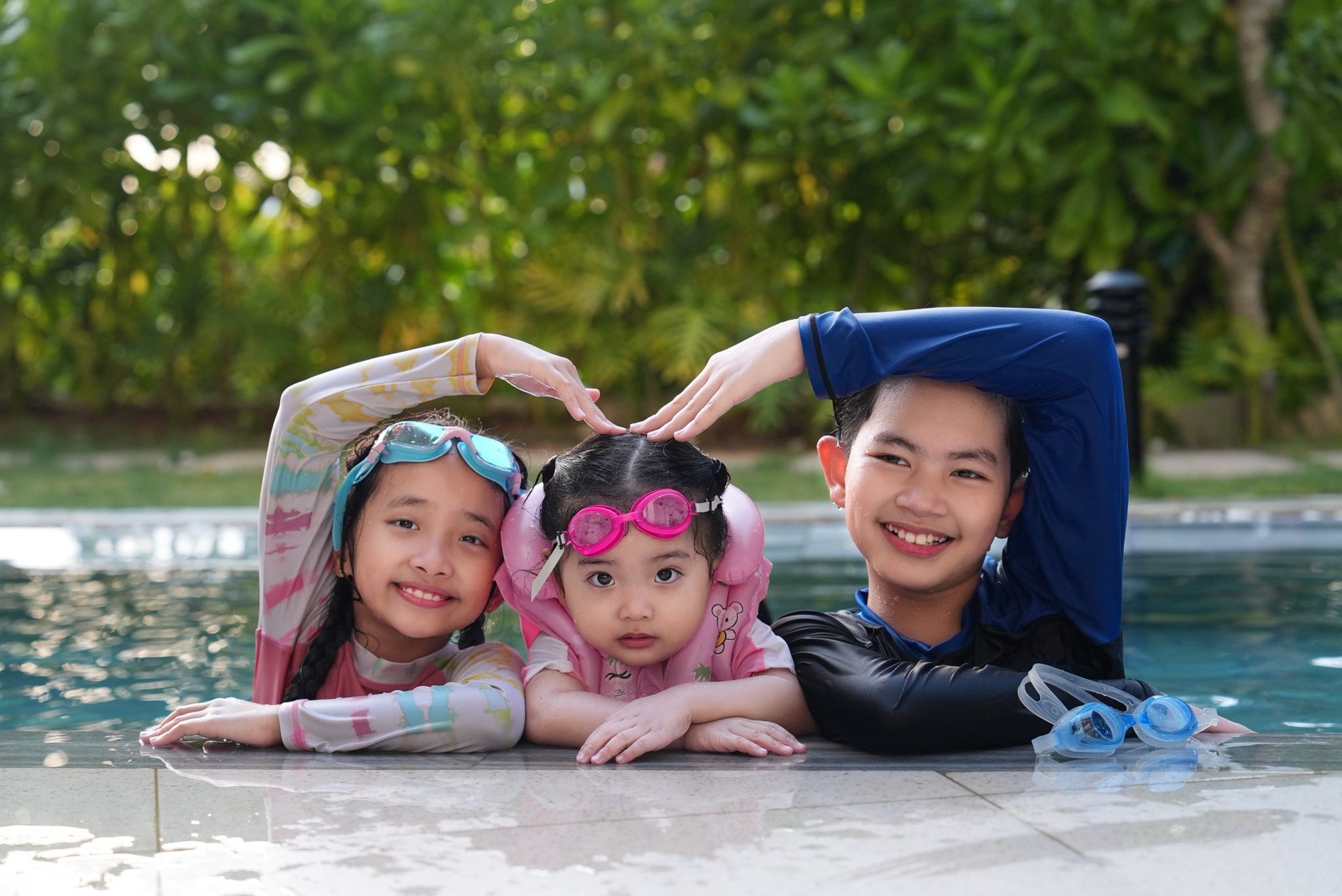 D&agrave;n cậu ấm c&ocirc; chi&ecirc;u Kh&aacute;nh Thi - Phan Hiển bơi lội rạng rỡ, Lisa tựa Chủ tịch nh&iacute; - Ảnh 2.