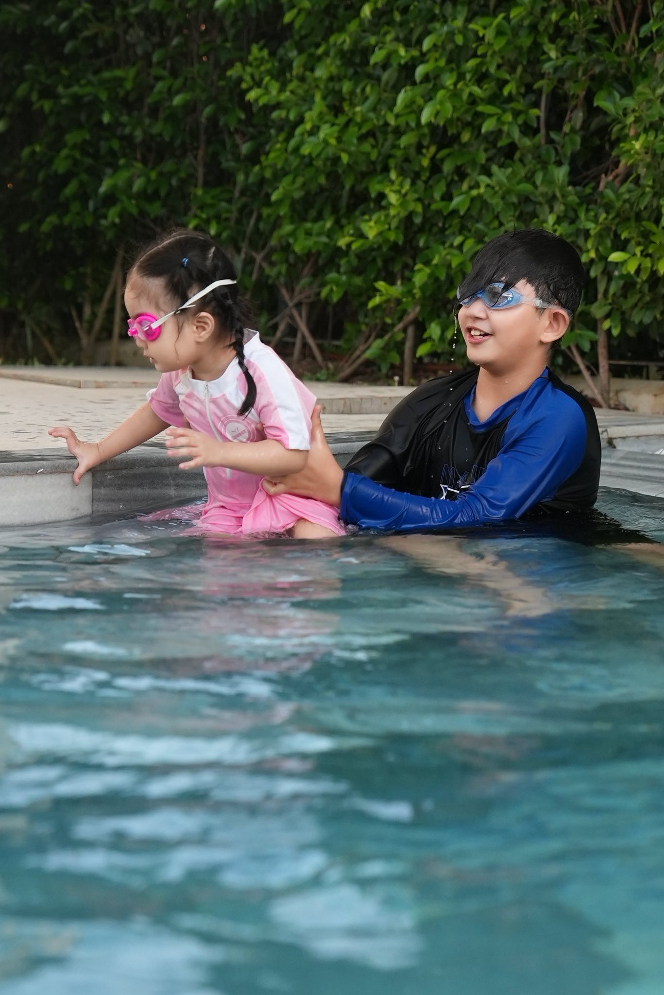 D&agrave;n cậu ấm c&ocirc; chi&ecirc;u Kh&aacute;nh Thi - Phan Hiển bơi lội rạng rỡ, Lisa tựa Chủ tịch nh&iacute; - Ảnh 5.