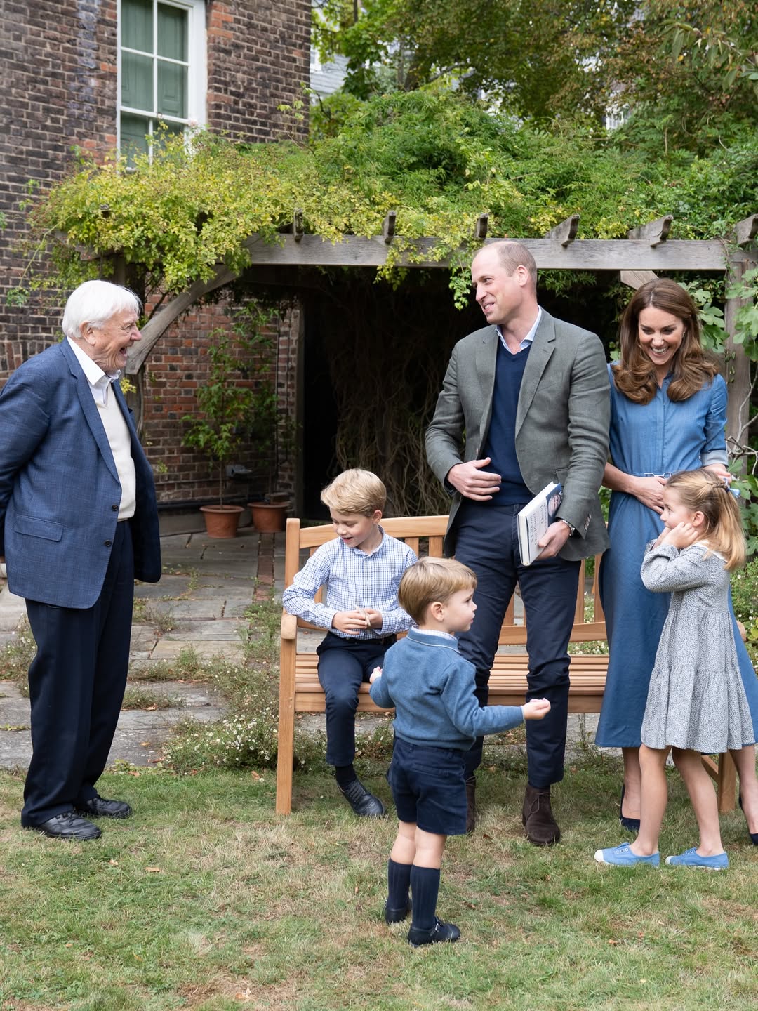 Giọng n&oacute;i đ&aacute;ng y&ecirc;u của Ho&agrave;ng tử Louis trong video gửi Sir David Attenborough g&acirc;y sốt mạng x&atilde; hội - Ảnh 1.