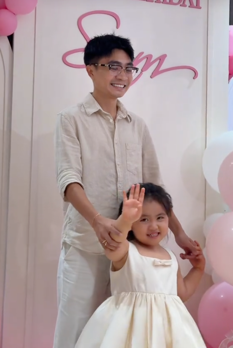 Huyền 2k4 v&agrave; Bụt được khen ly h&ocirc;n văn minh trong tiệc sinh nhật con g&aacute;i, d&acirc;n t&igrave;nh c&ograve;n cười ngất với cảnh mẹ Huyền khệ nệ bế b&eacute; Sam- Ảnh 6.