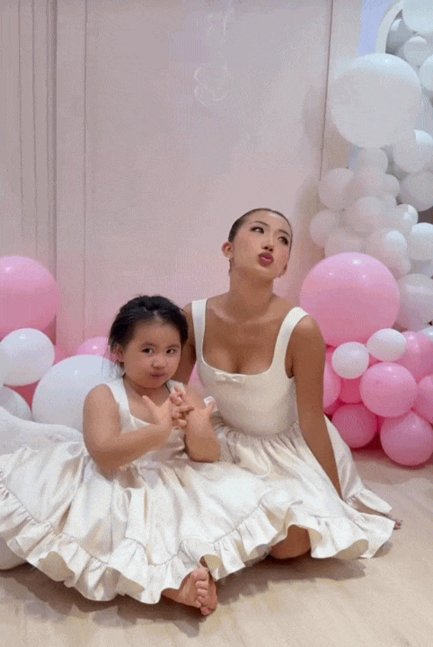 Huyền 2k4 v&agrave; Bụt được khen ly h&ocirc;n văn minh trong tiệc sinh nhật con g&aacute;i, d&acirc;n t&igrave;nh c&ograve;n cười ngất với cảnh mẹ Huyền khệ nệ bế b&eacute; Sam- Ảnh 3.