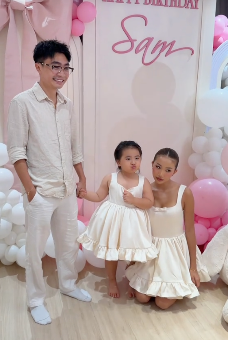 Huyền 2k4 v&agrave; Bụt được khen ly h&ocirc;n văn minh trong tiệc sinh nhật con g&aacute;i, d&acirc;n t&igrave;nh c&ograve;n cười ngất với cảnh mẹ Huyền khệ nệ bế b&eacute; Sam- Ảnh 7.