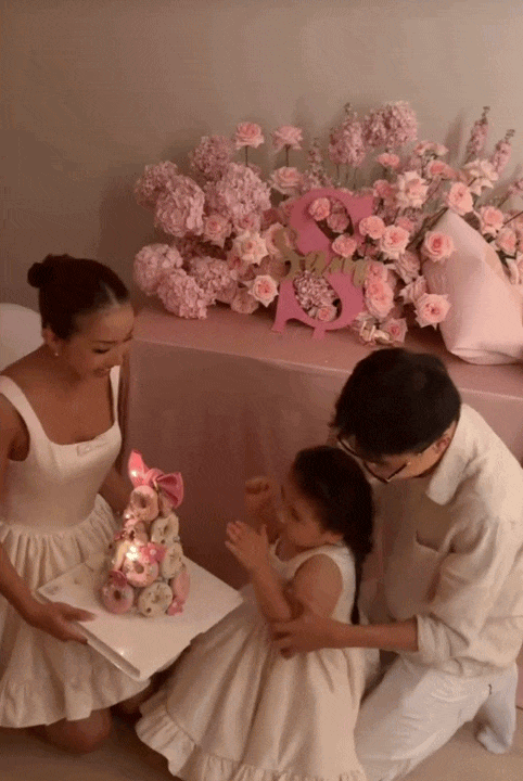 Huyền 2k4 v&agrave; Bụt được khen ly h&ocirc;n văn minh trong tiệc sinh nhật con g&aacute;i, d&acirc;n t&igrave;nh c&ograve;n cười ngất với cảnh mẹ Huyền khệ nệ bế b&eacute; Sam- Ảnh 9.