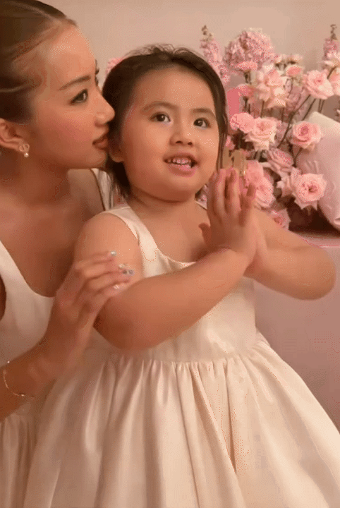 Huyền 2k4 v&agrave; Bụt được khen ly h&ocirc;n văn minh trong tiệc sinh nhật con g&aacute;i, d&acirc;n t&igrave;nh c&ograve;n cười ngất với cảnh mẹ Huyền khệ nệ bế b&eacute; Sam- Ảnh 10.