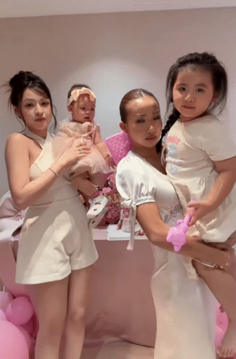 Huyền 2k4 v&agrave; Bụt được khen ly h&ocirc;n văn minh trong tiệc sinh nhật con g&aacute;i, d&acirc;n t&igrave;nh c&ograve;n cười ngất với cảnh mẹ Huyền khệ nệ bế b&eacute; Sam- Ảnh 5.