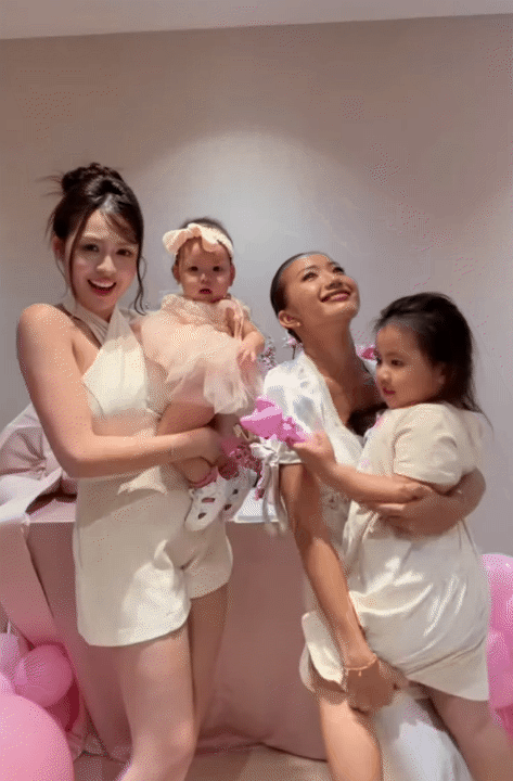 Huyền 2k4 v&agrave; Bụt được khen ly h&ocirc;n văn minh trong tiệc sinh nhật con g&aacute;i, d&acirc;n t&igrave;nh c&ograve;n cười ngất với cảnh mẹ Huyền khệ nệ bế b&eacute; Sam- Ảnh 4.