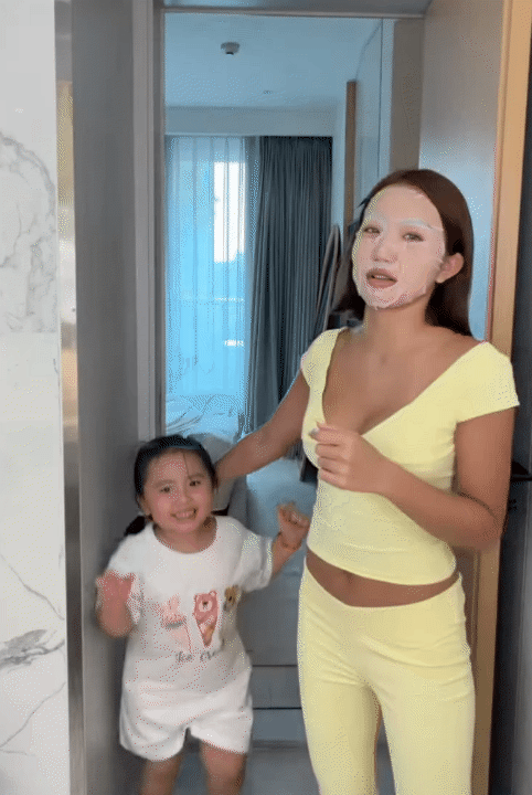Huyền 2k4 v&agrave; Bụt được khen ly h&ocirc;n văn minh trong tiệc sinh nhật con g&aacute;i, d&acirc;n t&igrave;nh c&ograve;n cười ngất với cảnh mẹ Huyền khệ nệ bế b&eacute; Sam- Ảnh 12.